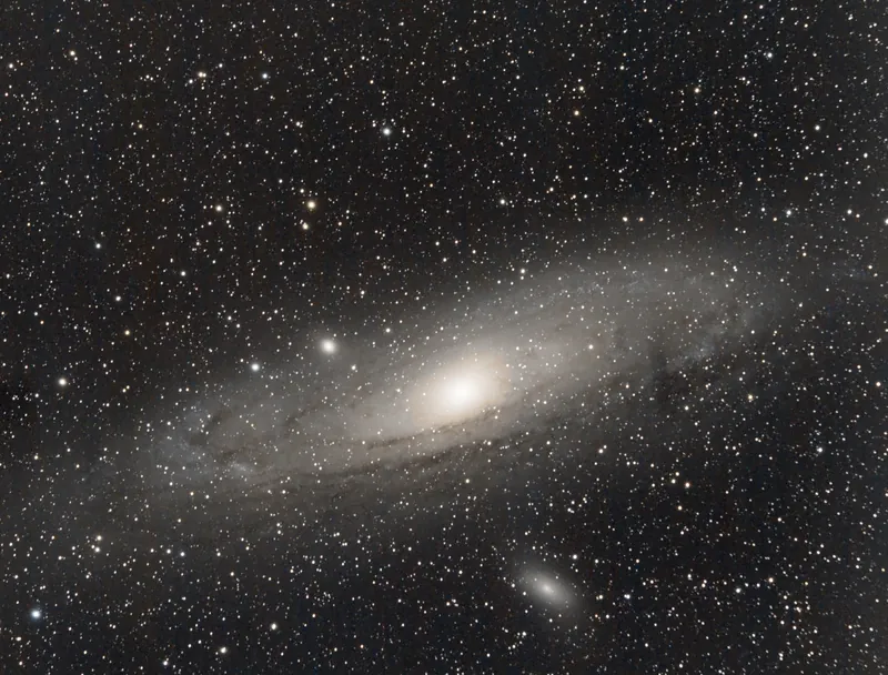 Die Andromedagalaxie M31 mit ihren Begleitgalaxien M32 und M110 — ein Stack aus 133 Aufnahmen zu je vierzig Sekunden.